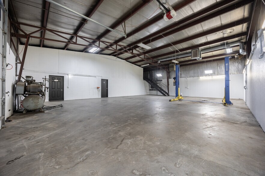 More Photos Of 1245 Memory Ln, Columbus Warehouse For Lease