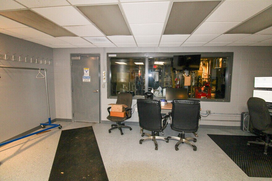 More Photos Of 5640 44th Ave S, Clinton Office For Sale