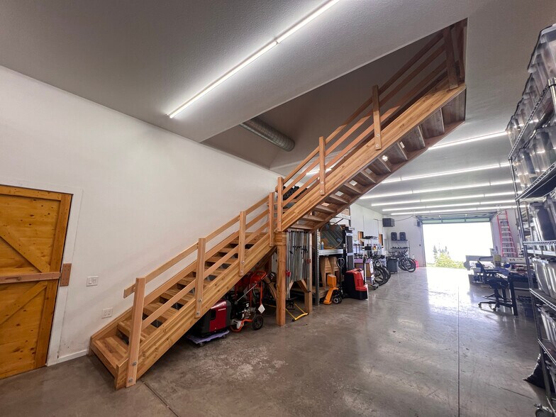 More Photos Of Kula Highway, Kula Showroom For Lease