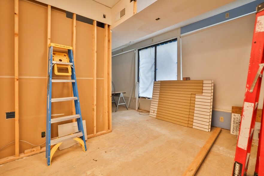 More Photos Of 107 N Bluff Rd, Collinsville Storefront For Sale