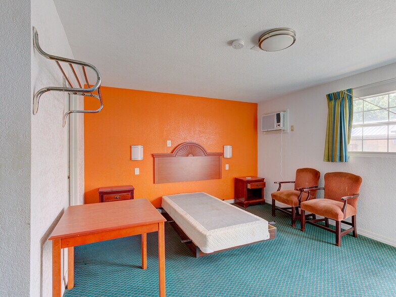 More Photos Of 2627 Manor Rd, Austin Hotel For Sale