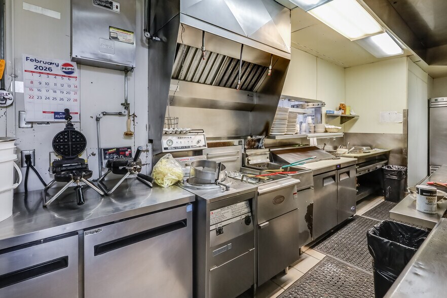 More Photos Of 2604 Custer St, Manitowoc General Retail For Sale