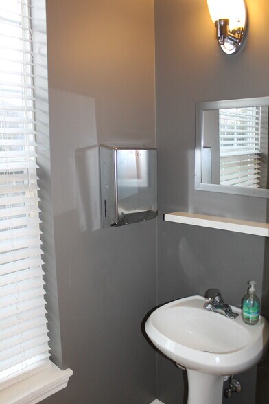 More Photos Of 410 E State St, Geneva Office For Lease