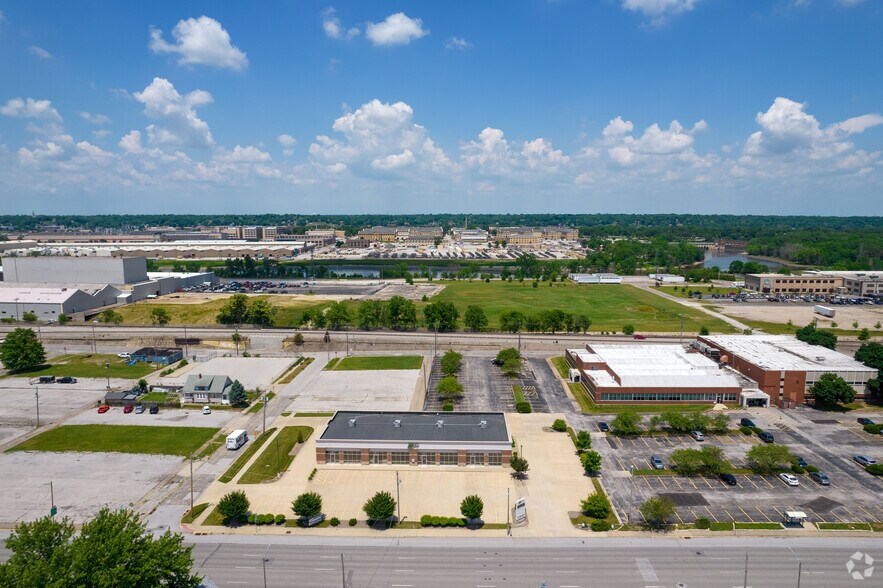 More Photos Of 4015 6th Ave, Rock Island Storefront For Lease