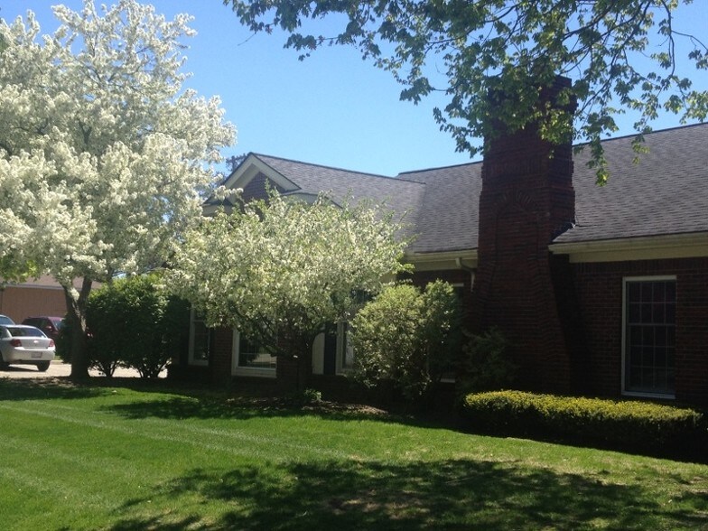 More Photos Of 4345 Meigs Ave, Waterford Office For Lease