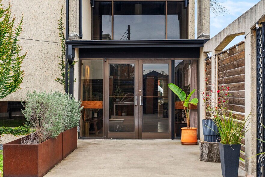 More Photos Of 4720 Avenue O 1/2, Galveston Showroom For Sale