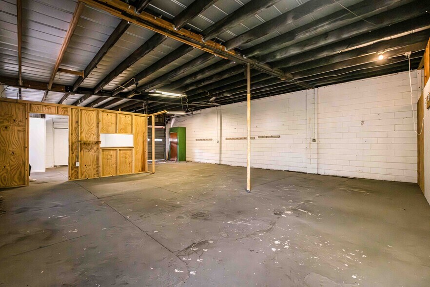 More Photos Of 711 Tattnall st, Savannah Light Distribution For Sale