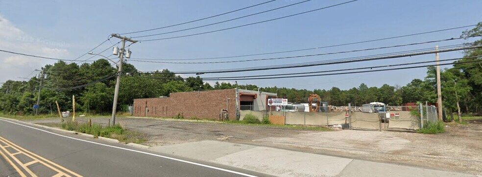 More Photos Of 991 Station Rd, Bellport Village Service For Sale