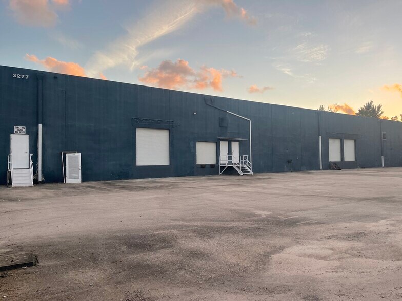 More Photos Of 3277 SE 14th Ave, Fort Lauderdale Warehouse For Lease
