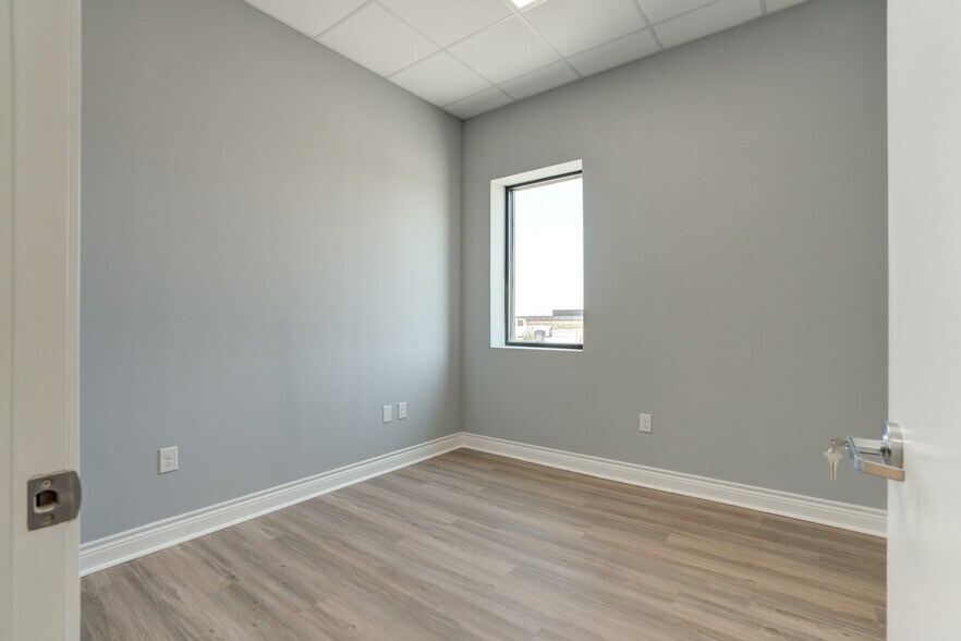 More Photos Of 9007 CR 6820, Lubbock Warehouse For Lease