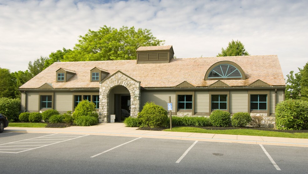 More Photos Of 1861 Charter Ln, Lancaster Office For Lease