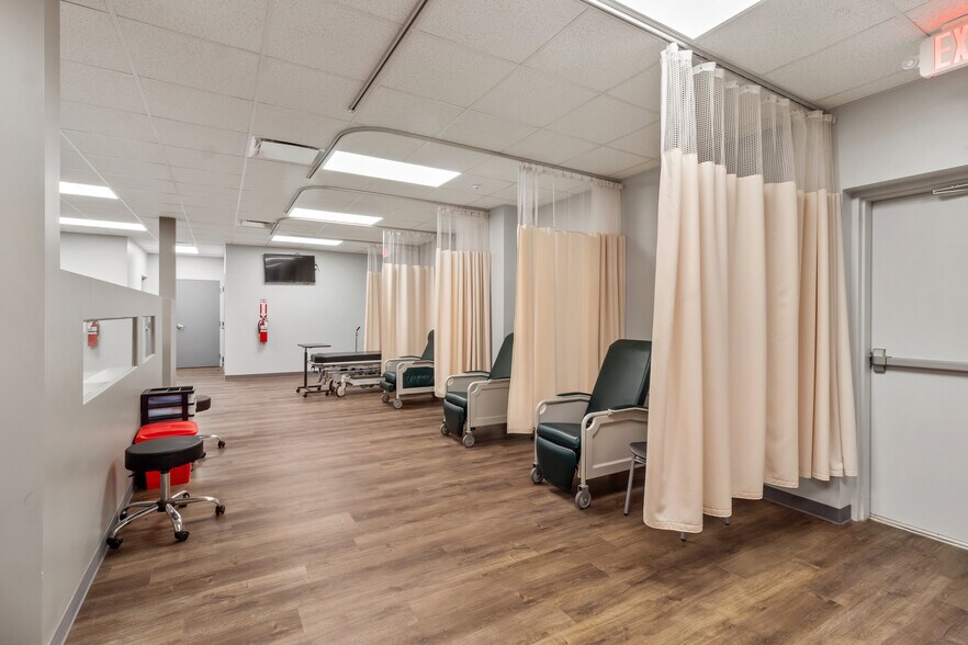 More Photos Of 2304 De Lee St, Bryan Medical For Lease