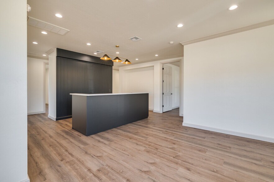 More Photos Of 201-203 E 10th St Plz, Edmond Office For Lease
