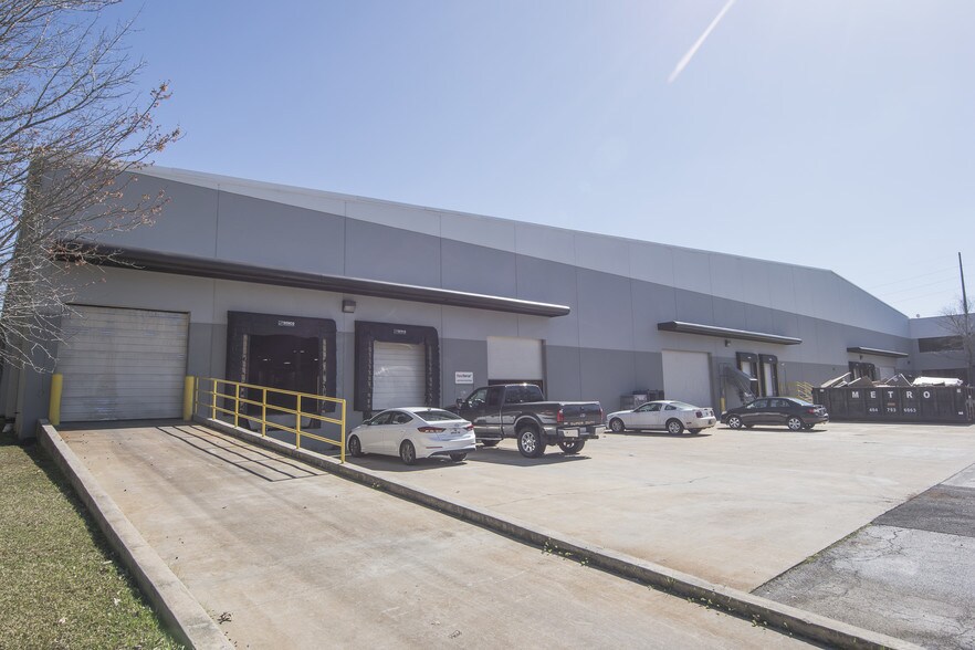 More Photos Of 100 Gardner Park, Peachtree City Warehouse For Lease