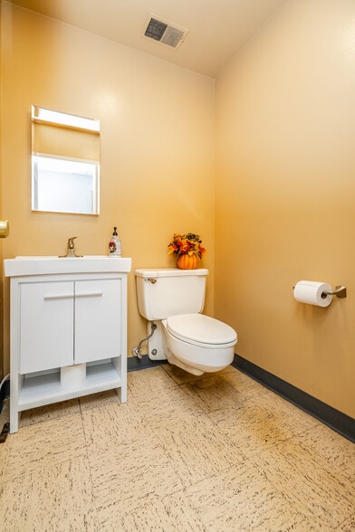 More Photos Of 1437 Oakton St, Park Ridge Specialty For Sale