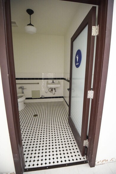 More Photos Of 111 N Robertson Blvd, Beverly Hills Storefront Retail Office For Lease