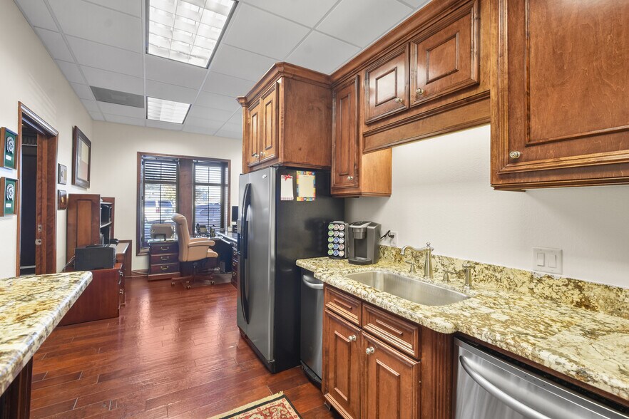 More Photos Of 101 Simonton St, Conroe Loft Creative Space For Lease