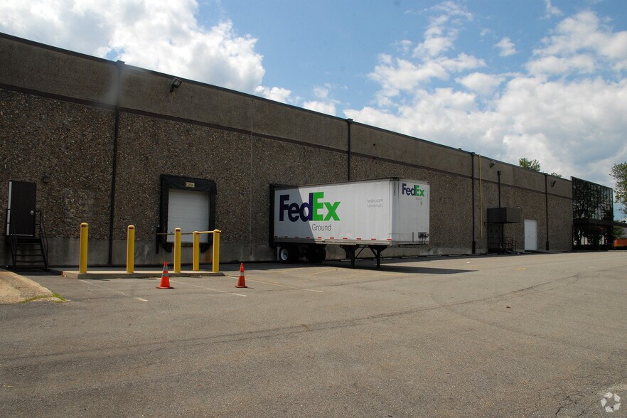 More Photos Of 11 Executive Ave, Edison Warehouse For Lease