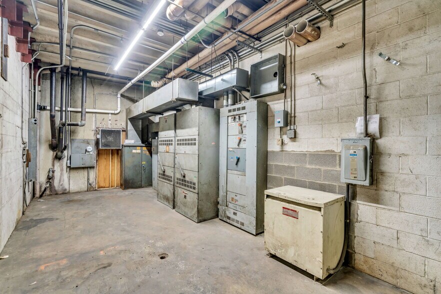 More Photos Of 5731 General Washington Dr, Alexandria Distribution For Sale