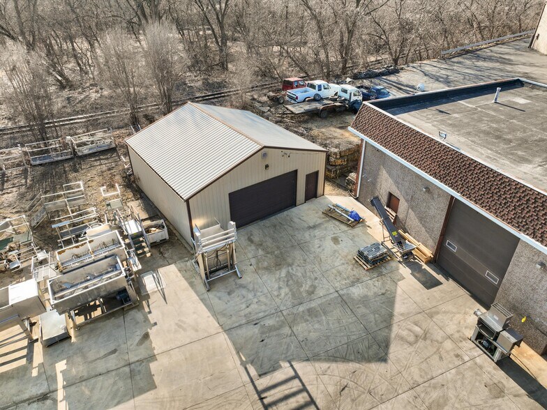 More Photos Of 1000 Century Cir, Dubuque Flex For Lease