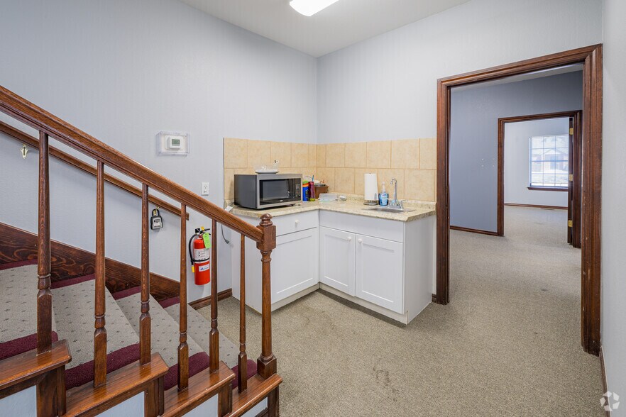 More Photos Of 1900 E 15th St, Edmond Office For Lease