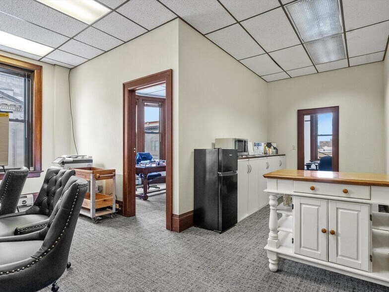 More Photos Of 921-931 8th St, Manitowoc Office For Sale