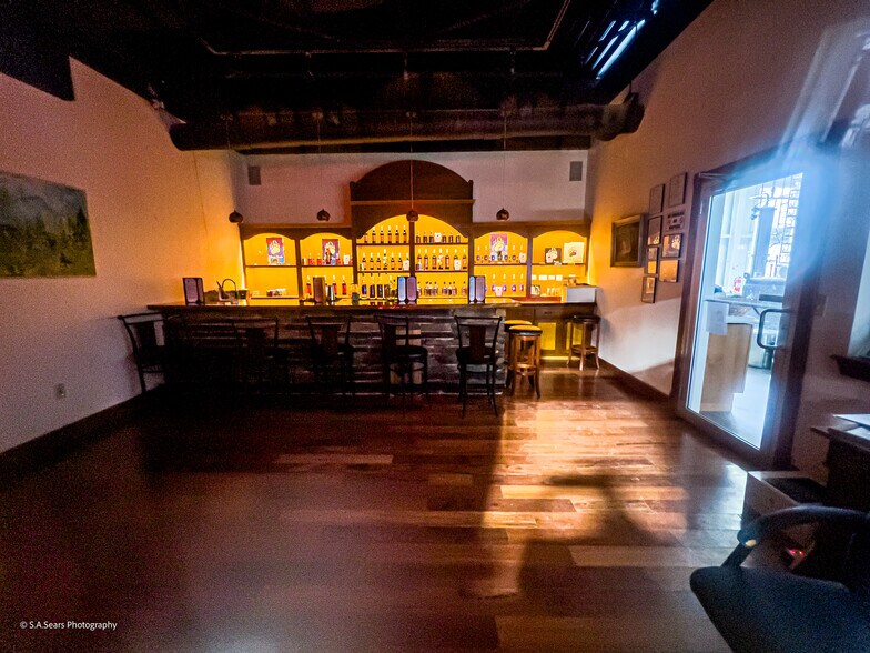 More Photos Of 63 Flansburg Ave, Dalton Flex For Sale