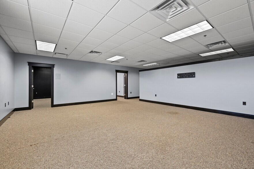 More Photos Of 4487 Bents Dr, Windsor Light Manufacturing For Lease