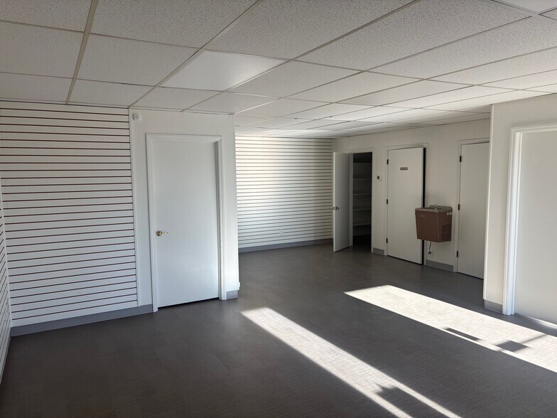 More Photos Of 515-517 Enterprise Dr, Charlotte Warehouse For Lease