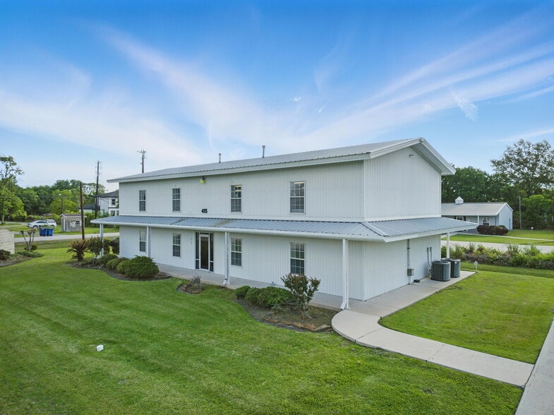 More Photos Of 421 Jones Rd, Highlands Warehouse For Lease