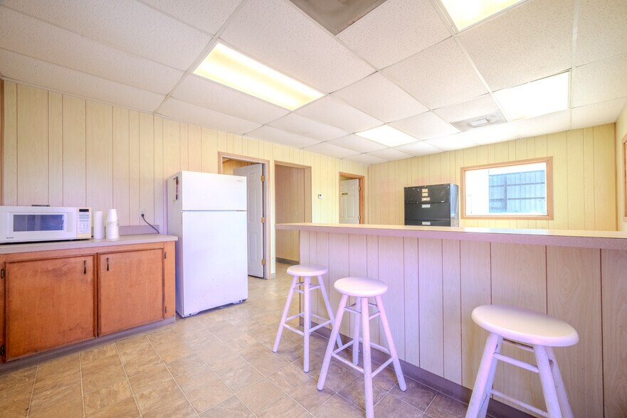 More Photos Of 619 E Jackson St, El Campo Warehouse For Lease