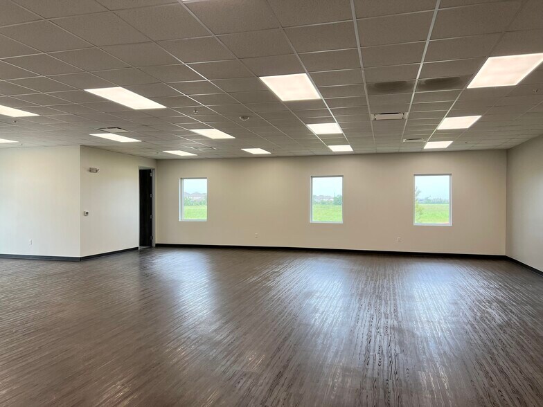 More Photos Of 20821 Clay Center Dr, Katy Distribution For Sale