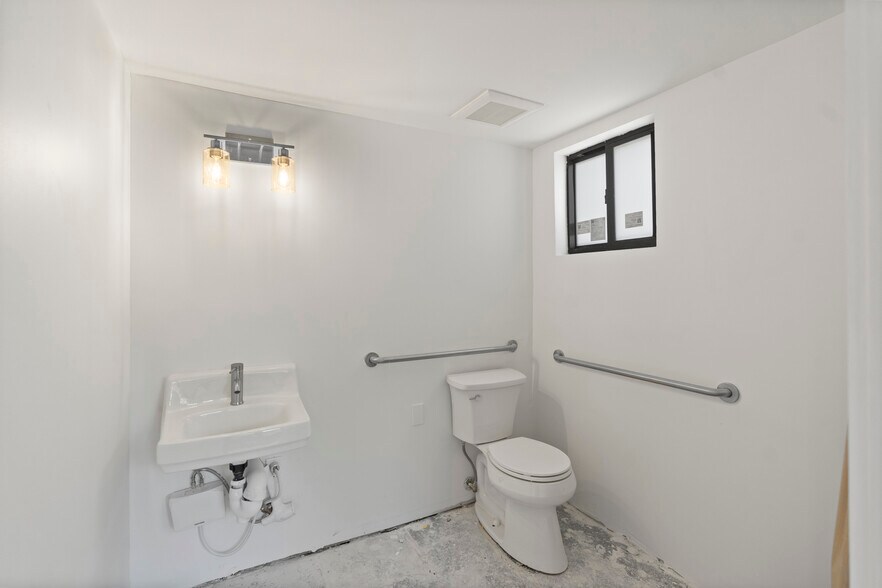 More Photos Of 216 NW 11th St, Miami General Retail For Lease