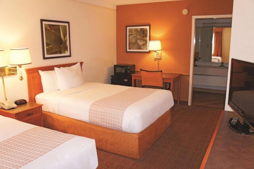 More Photos Of 7202 S Pan Am Expy, San Antonio Hotel For Sale