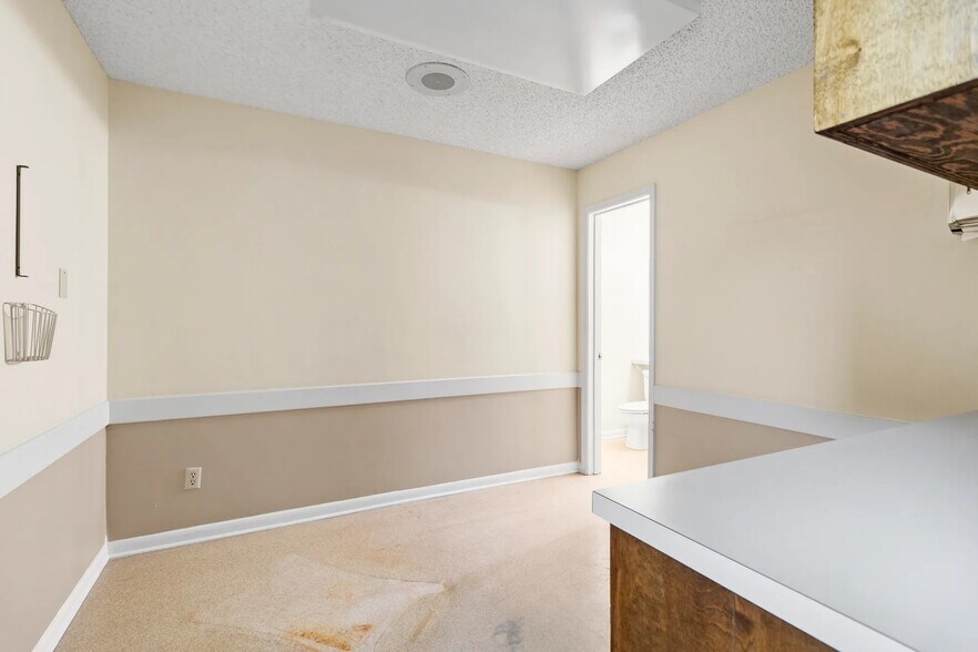 More Photos Of 260 Interstate 45 S, Huntsville Office For Lease