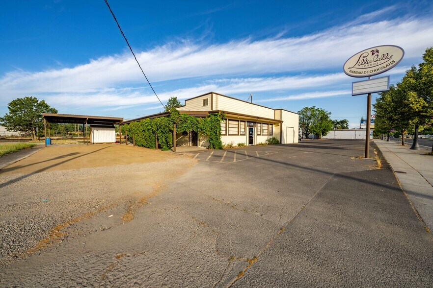 More Photos Of 211 Front St, Central Point General Retail For Sale