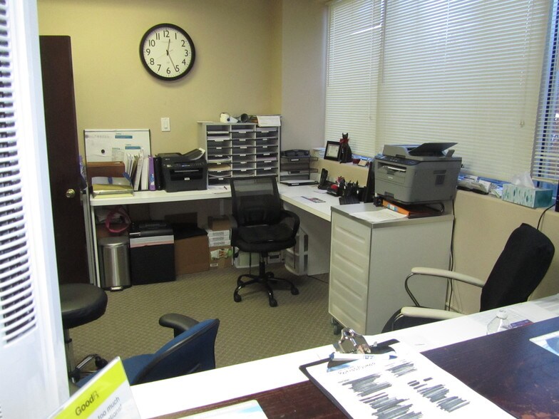 More Photos Of 1 Tiffany Pt, Bloomingdale Medical For Lease