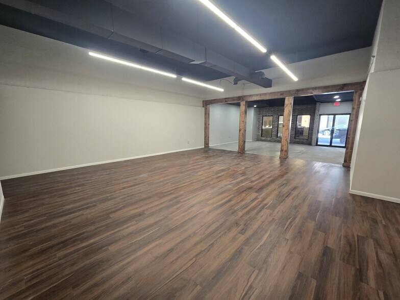 More Photos Of 104-108 S Main St, Victoria Office For Lease