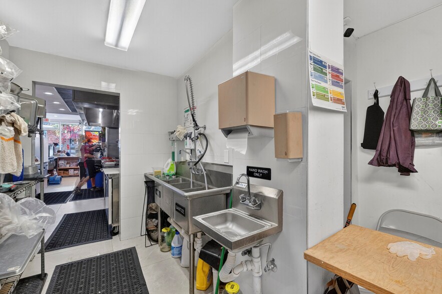 More Photos Of 3134-3150 NE 9th St, Fort Lauderdale Restaurant For Sale