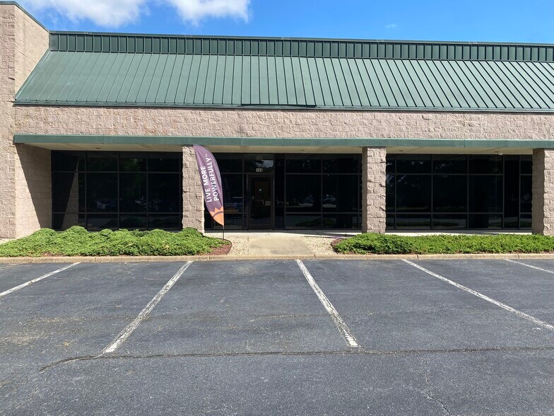 More Photos Of 500 Woodlake Dr, Chesapeake Light Manufacturing For Lease
