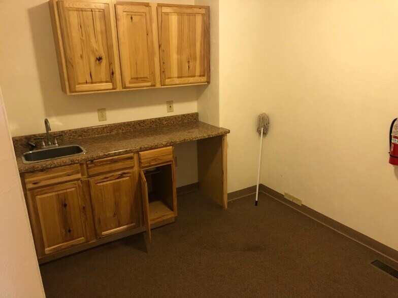 More Photos Of 7878 Gull Rd, Richland Warehouse For Lease