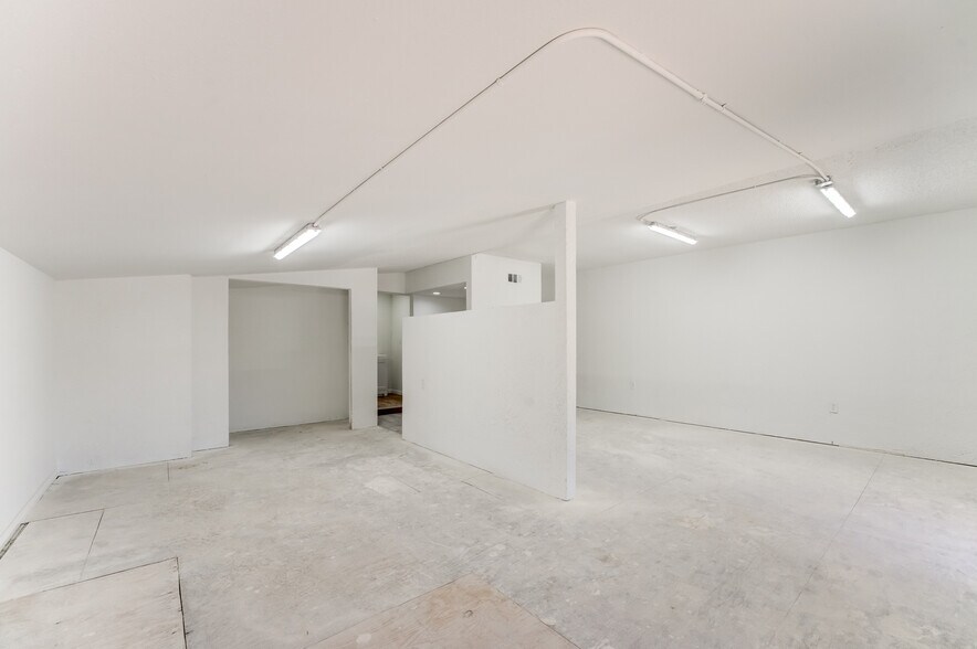 More Photos Of 10215 Papalote St, Houston Showroom For Sale