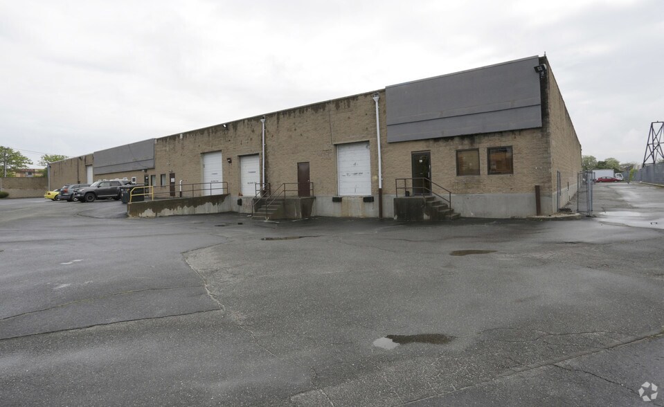 More Photos Of 20-38 Aero Rd, Bohemia Warehouse For Lease