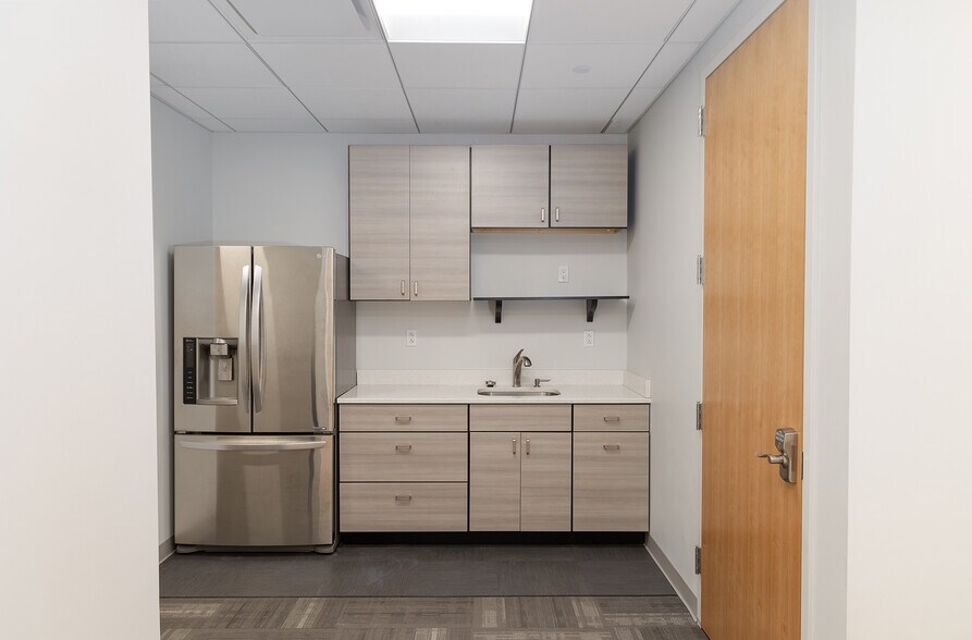 More Photos Of 805 Third Ave, New York Office For Lease