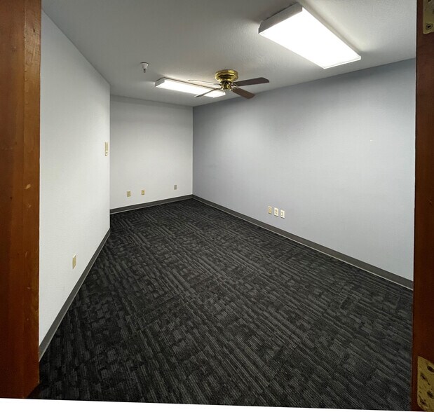 More Photos Of 206 W Julie Dr, Tempe Warehouse For Lease