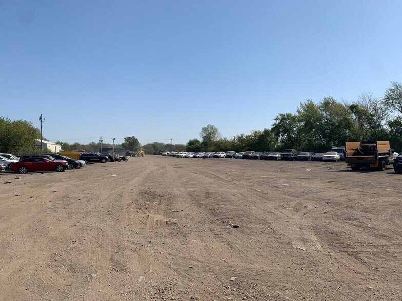 More Photos Of 16350 Crawford Ave, Markham Truck Terminal For Lease