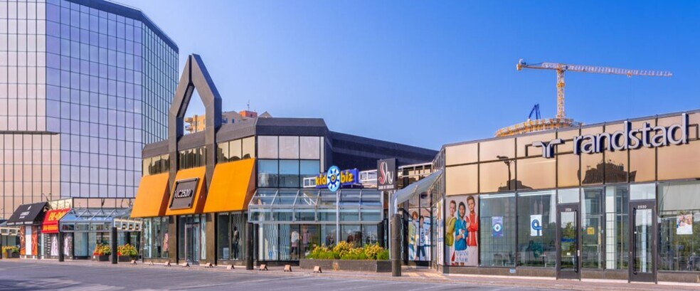 More Photos Of 2500 Boul Daniel-Johnson, Laval Office For Lease