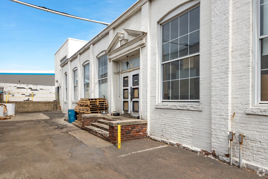 More Photos Of 180 Kingsland Rd, Clifton Warehouse For Lease