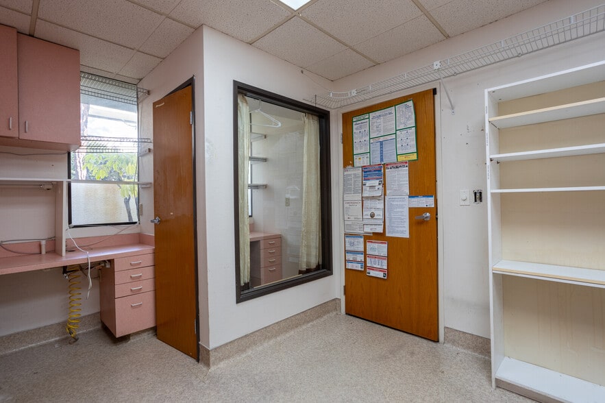 More Photos Of 15835 Pomerado Rd, Poway Unknown For Lease