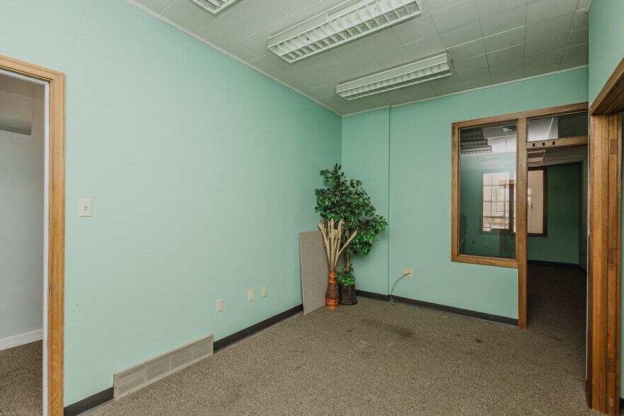 More Photos Of 724 N Main St, Newton Storefront For Sale